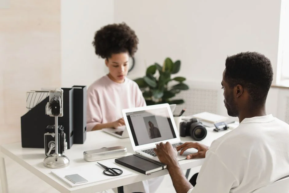 Une personne utilise un ordinateur portable pour parcourir des sites de photos de stock. Travail en freelance dans une ambiance chaleureuse.